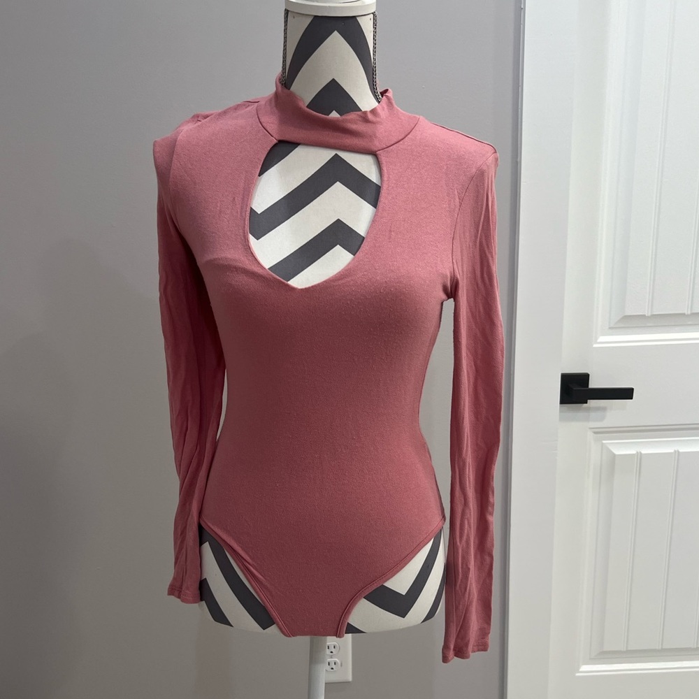 Mauve V-neck choker bodysuit